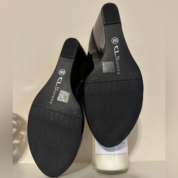Black patent leather wedges. Size 6. - Picture 4 of 4